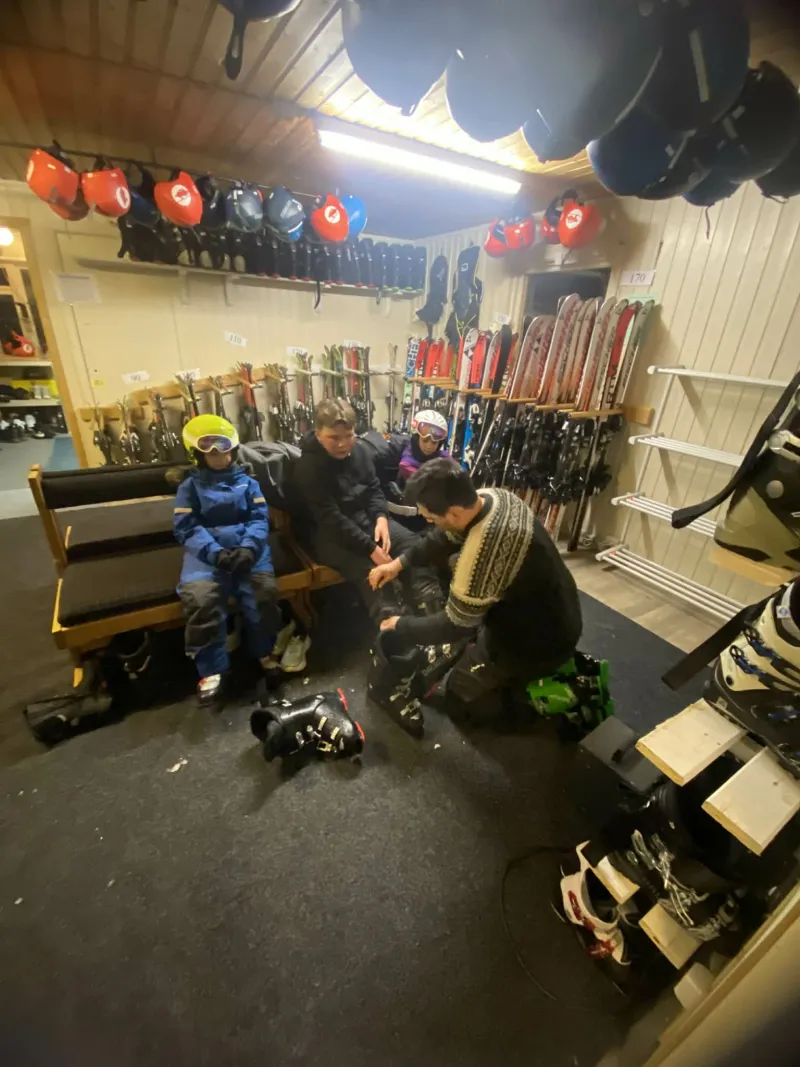 Folk prøver skiutstyr