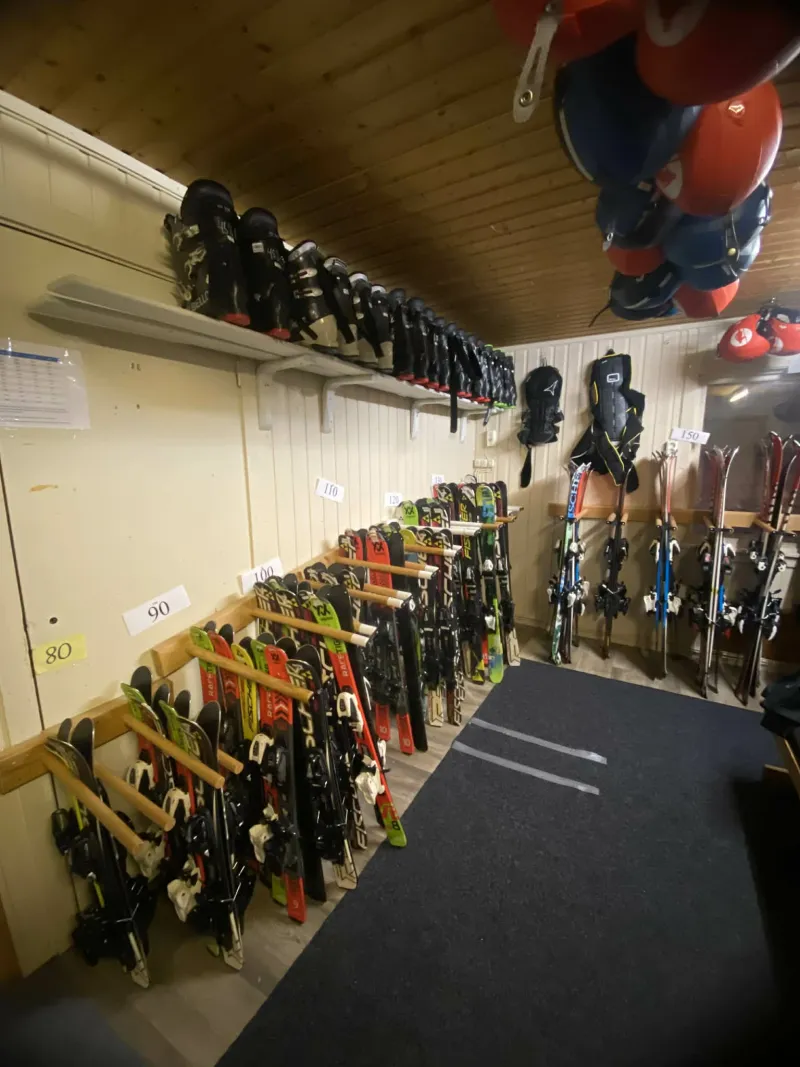 Ski og snowboard til utleie
